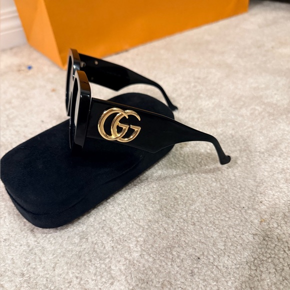 Gucci Stylish Black Sunglasses with Gold Accent - Picture 2 of 13
